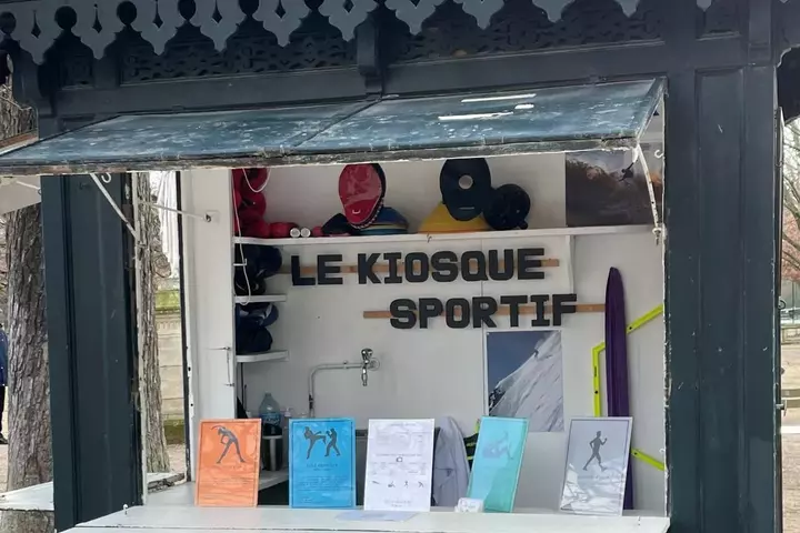 Le Kiosque Sportif ouvert, son enseigne noire sur fond blanc et son matériel d’entraînement.